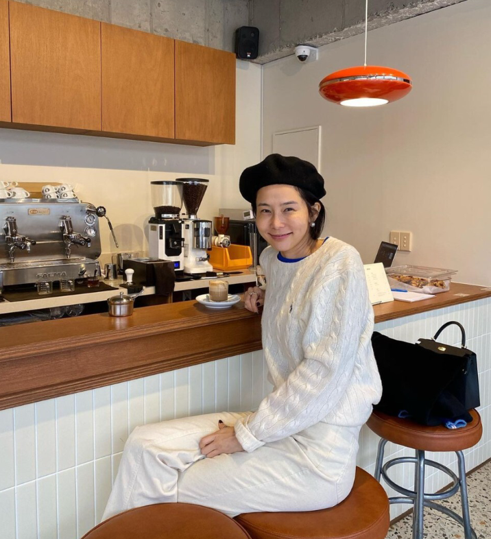  상당히 안녕하시소! 여자 연예인 겨울 패션에 인기템인 폴로 랄프로렌 케이블 니트 코디 알아볼게에~