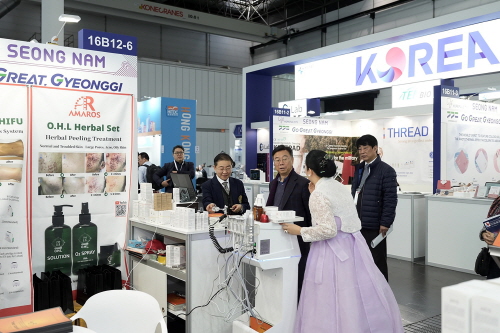 <b>신상진</b> 성남시장, '메디카 2024... 전시회' 성남<b>기업</b> 격려