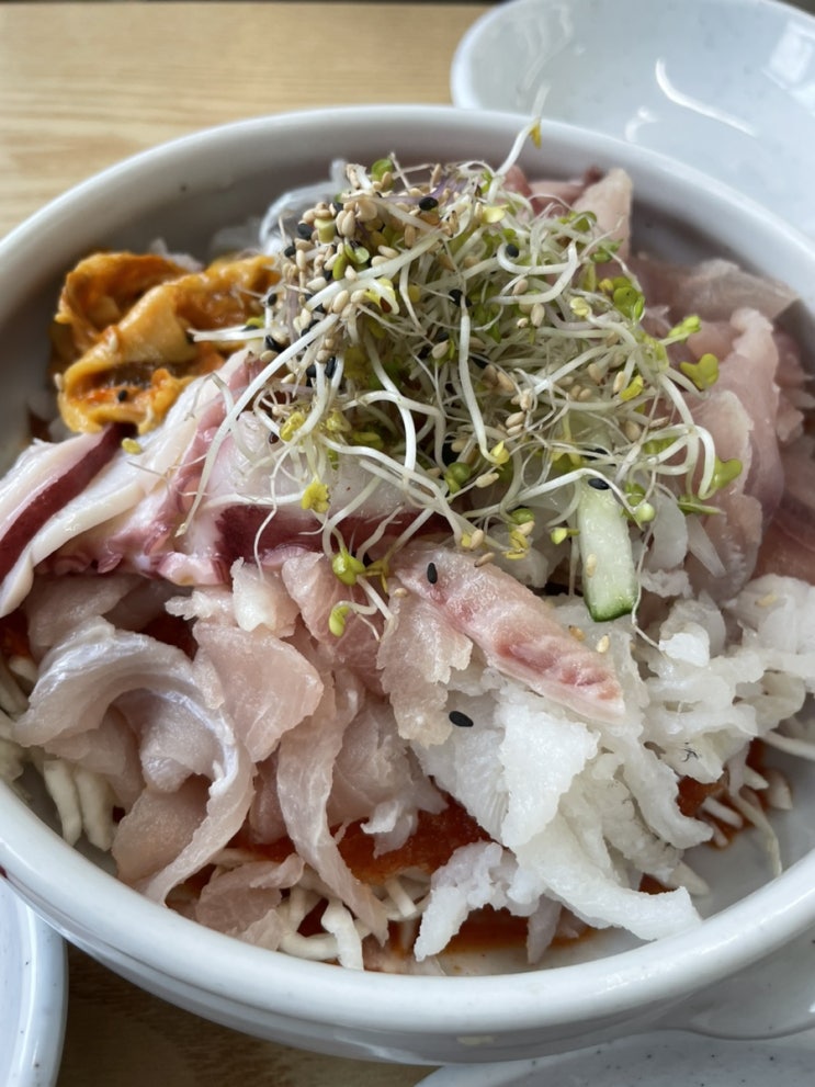  [속초 맛집] 속초 항아리 물회 : 속초해수욕장 바로 앞 대형 물회집