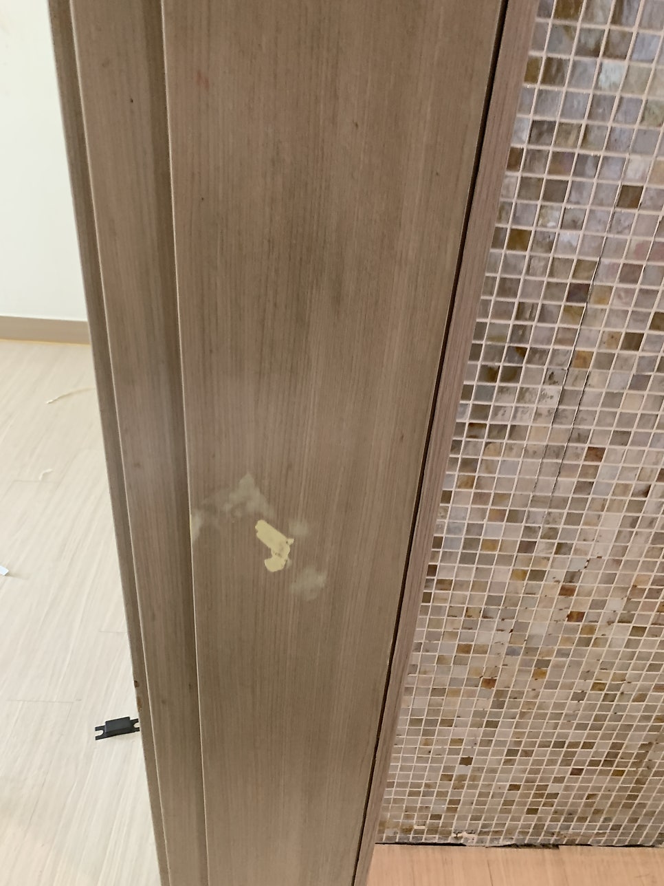 문틀 시트지보수 구멍나고 찍힌곳 수리업체