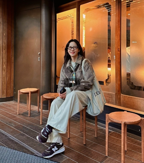  매력적인 초코 컬러로 여자 연예인들의 인기 스니커즈로 발볼 넓고 쿠션 좋은 푹신한 운동화 뉴발란스 574 w. 이청아