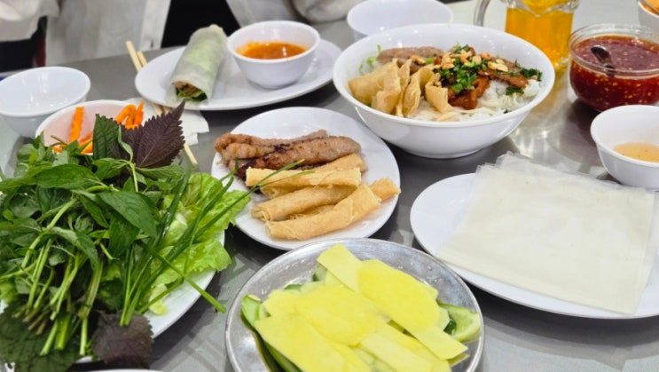 나트랑 담시장 맛집 : 넴느엉 당반꾸엔 (현지인도 웨이팅하는 추천지)