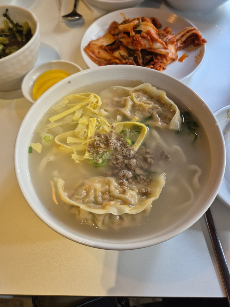  [강남구 대치동] 속이 꽉찬 만두 99.9 (직접 빚으시는 큼지막한 만두, 만두와 겉절이의 캐리)