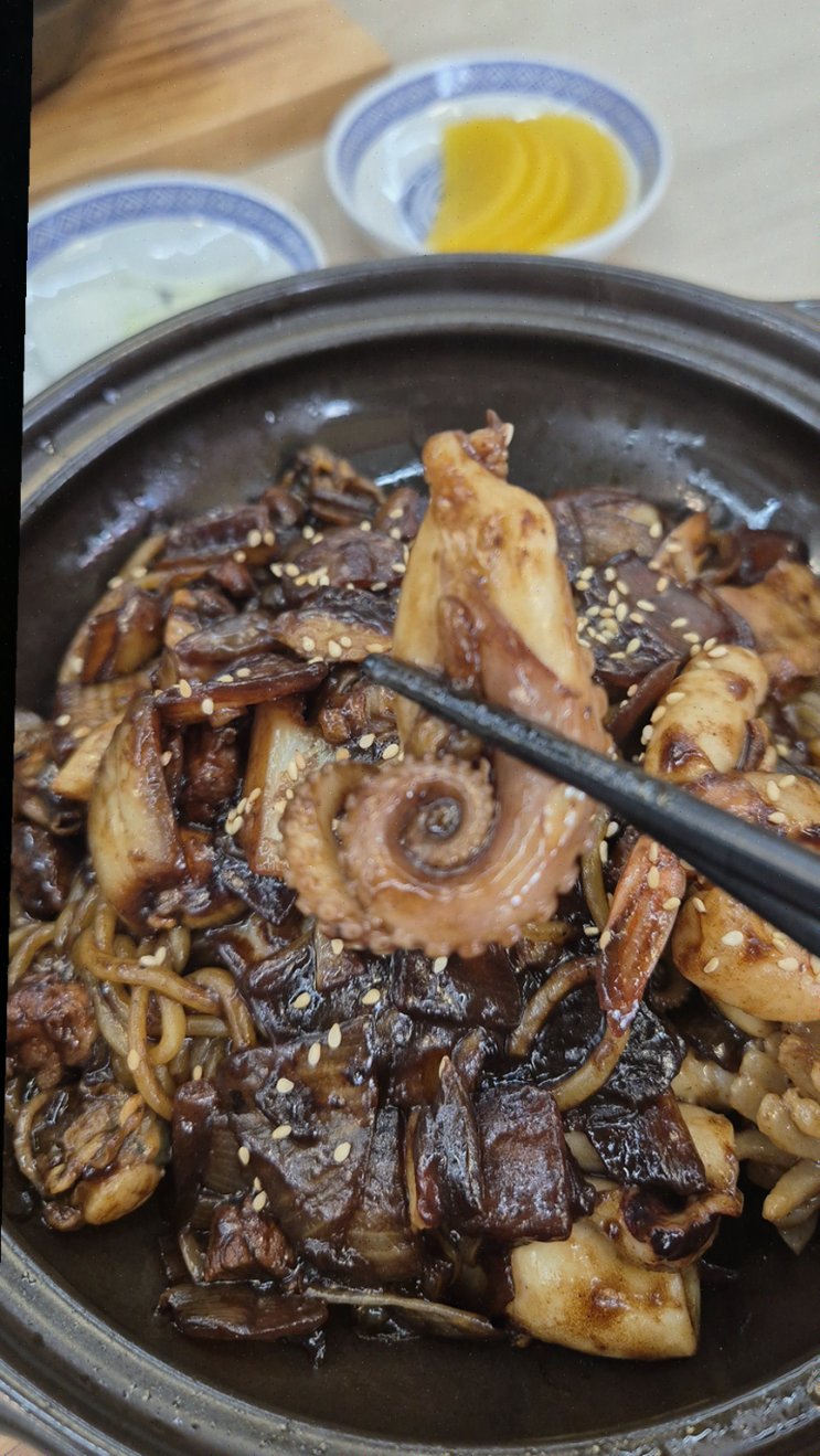  직장 동료들과 점심 특식으로 역전뚝배기짬뽕에서 소스가 특별한 탕수육을 맛보다