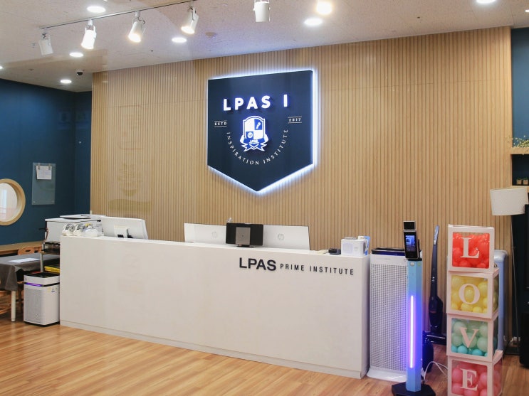  위례 LPAS 놀이학원의 전후광 간판(프레임) 사인, 고급스러운 아이덴티티를 담다