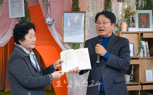  5·18민주화운동 문재학 열사의 어머니 ‘소년이 온다’ 책 기증..“재학아버지 눈물 밴 책, 아들 기억해주길”