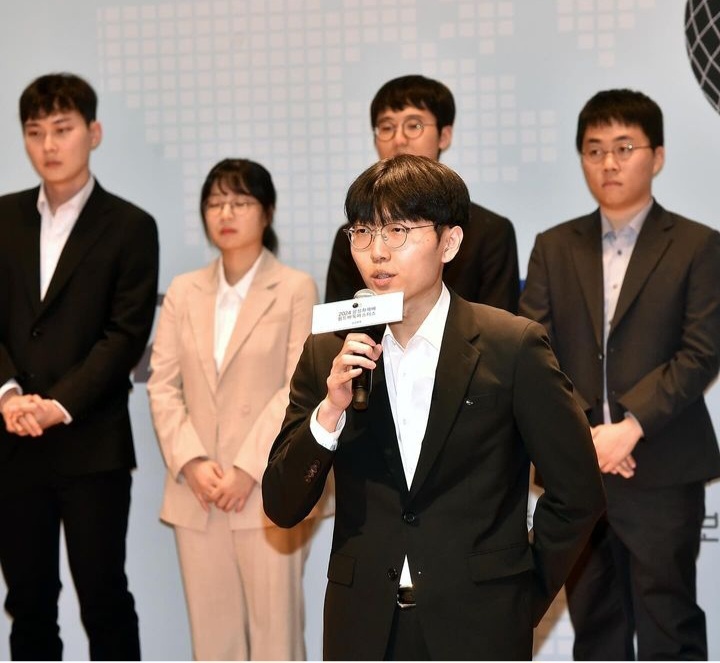 올해 세계대회 3관왕 도전하는 <b>신진서</b> 9단, <b>커제</b> 9단과... 
