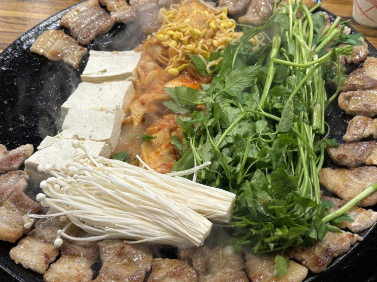  대전 유성 맛집 : 무쇠김치삼겹 대전 봉명점 - 솥뚜껑에 구워 먹는 미나리 삼겹살 맛집