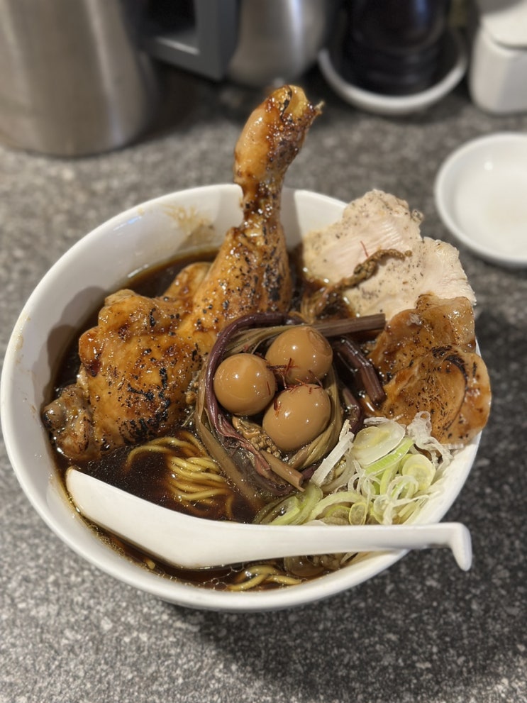  성수 라멘 맛집 - 라무라 성수 닭에 진심 닭다리 하나가 통째로