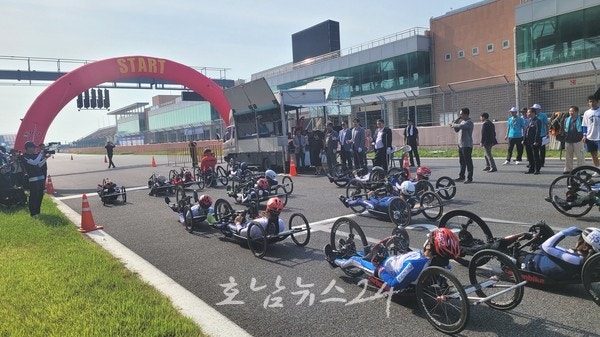  영암F1국제경주장에서 장애인·비장애인 사이클로 어울린다