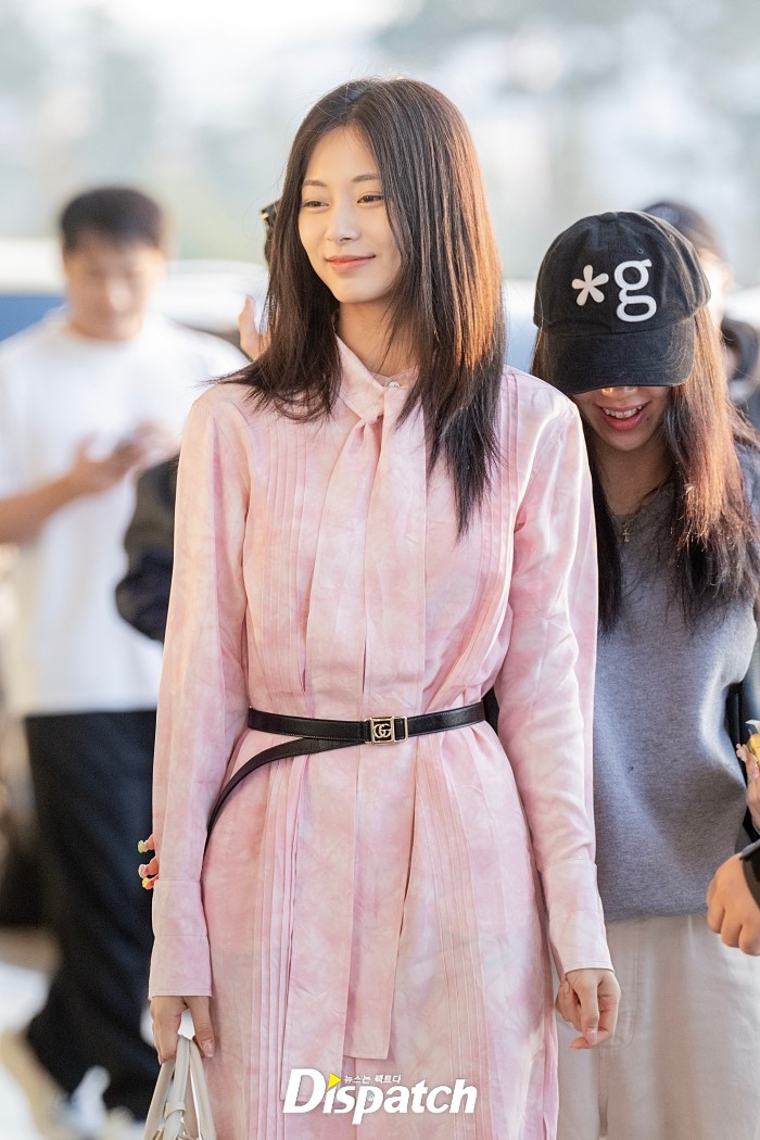  트와이스 쯔위 공항패션 엄버 포스트파스트 롱 원피스 가격은 얼마?