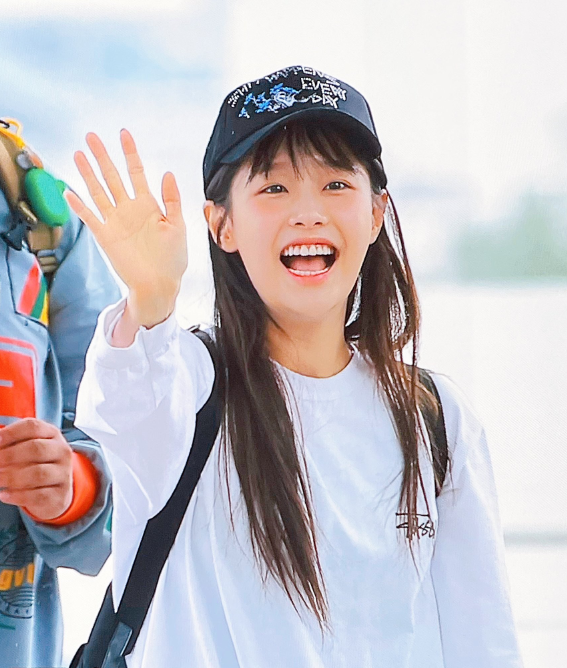  상큼미 3스푼 추가된 연예인 공항 패션으로 인기 스트리룩 브랜드 스투시의 여성 긴팔 기본티셔츠 코디 ft. 츄