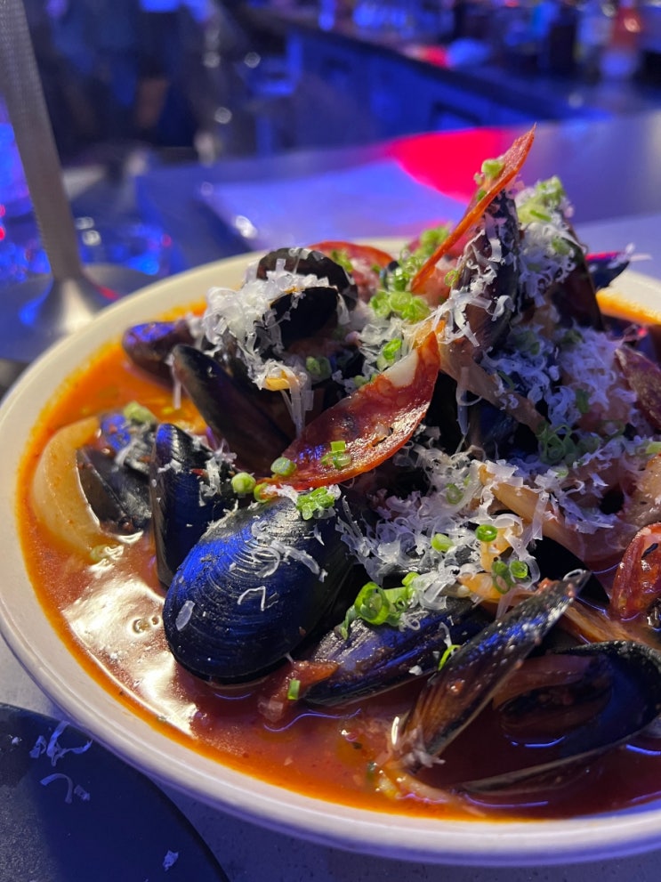  여의도 맛집 <디스코서울> 네온사인과 오픈키친이 어우러진 분위기 좋은 여의도 술집