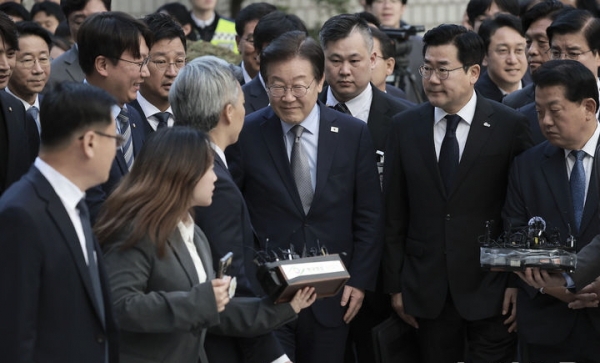 <b>이재명 민주당 대표</b>, 의원직 박탈 위기 직면