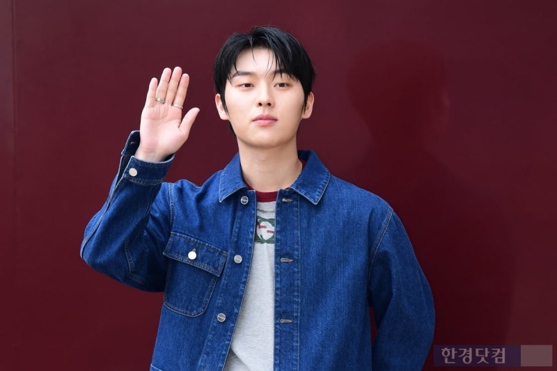 배우 최현욱, 베어브릭 사진 논란…전라 실루엣 작성 후 삭제