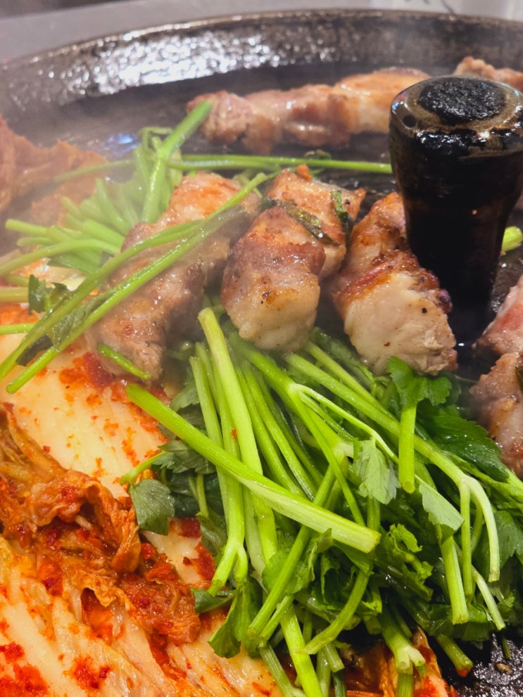  야탑역 삼겹살 맛집 솥뚜껑에 미나리와 같이 구워 먹는 목구멍