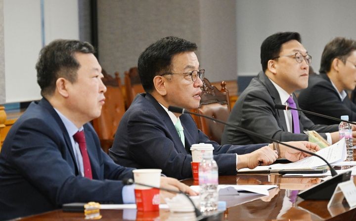 대한민국 경제, 당분간 지속에서 불확실함으로