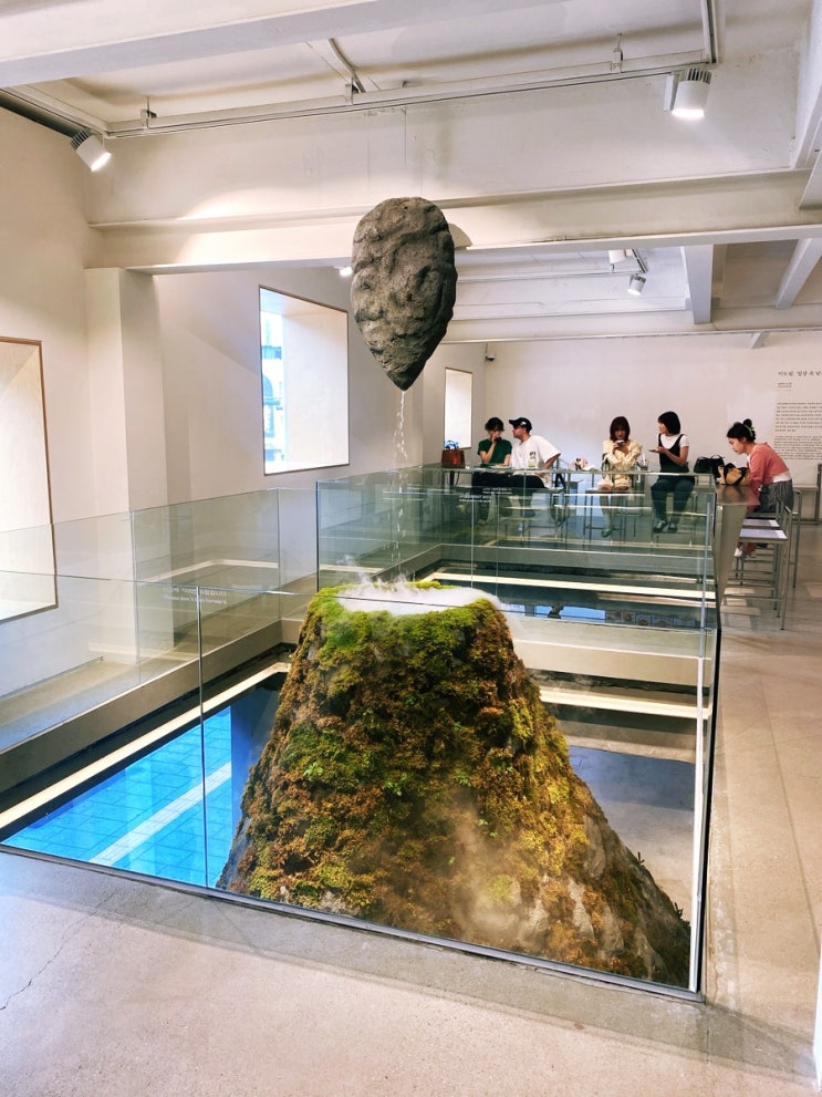  서촌: <이도림> 갤러리에 온듯 멋진 내부 인테리어와 인왕산뷰까지 즐기는 독특한 카페 이도림 방문후기