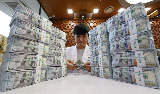  美, <b>한국</b> '<b>환율관찰</b> 대상국' 포함…1년 만에 <b>재지정</b>... 