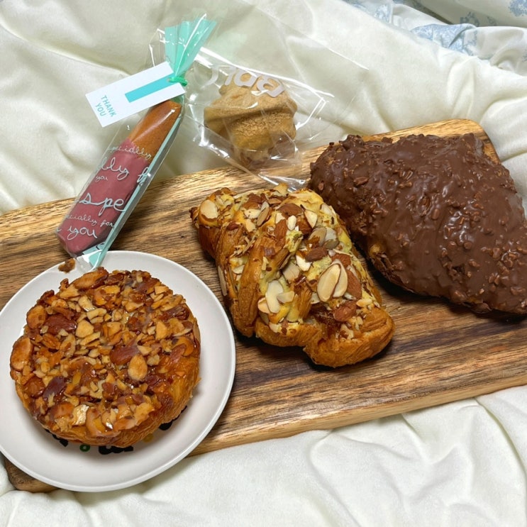  조용한 신사역 베이커리 카페 추천 쁠로13