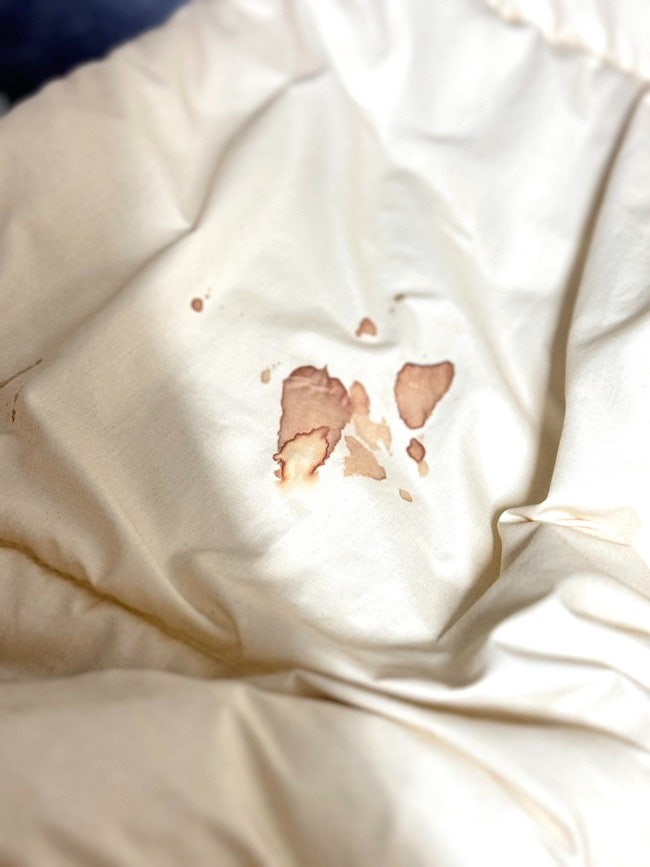 이불 침대 핏자국 지우기 피얼룩제거 오래된 생리혈지우기