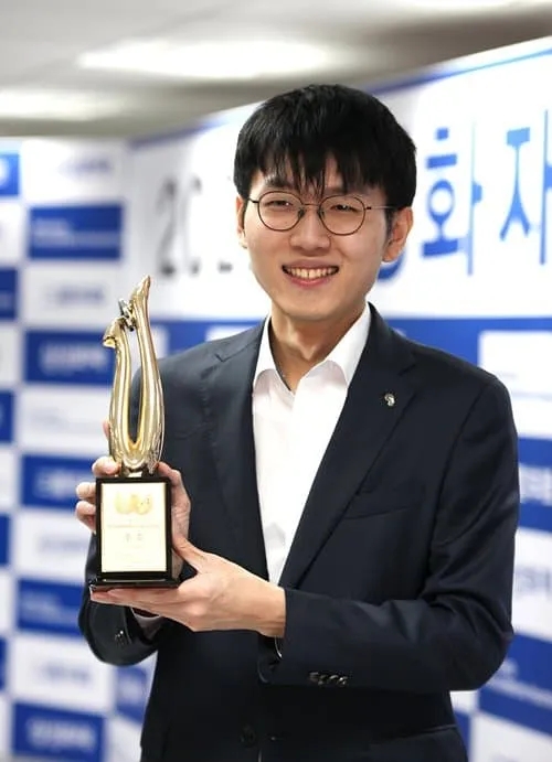 신진서, 커제 반집승으로 <b>삼성화재배 8강 진출</b>