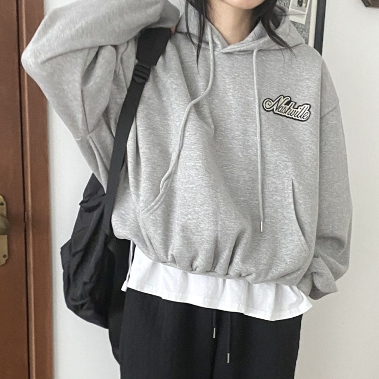  겨울 필수 아이템! 여성 루즈핏 세미크롭 기모 후드 맨투맨으로 완성하는 데일리 룩