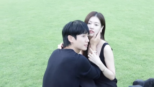 정해인정소민, "발리에서 초밀착 스킨십" 실제 커플 같은 화보