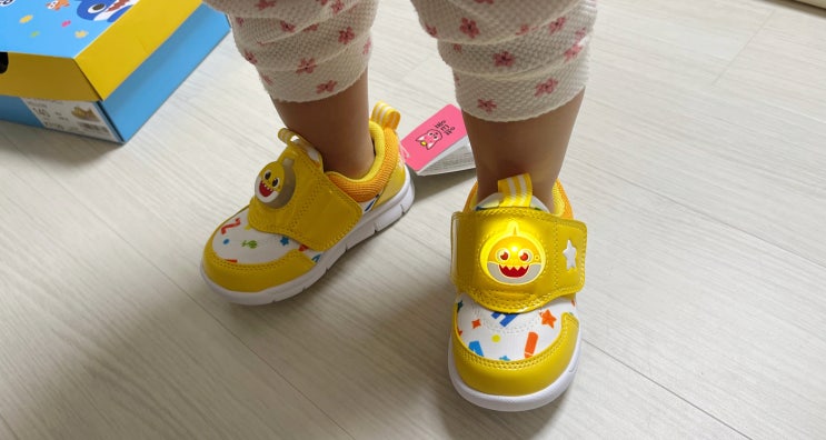  ABC마트 핑크퐁 아기 상어 신발, 불빛나는 운동화