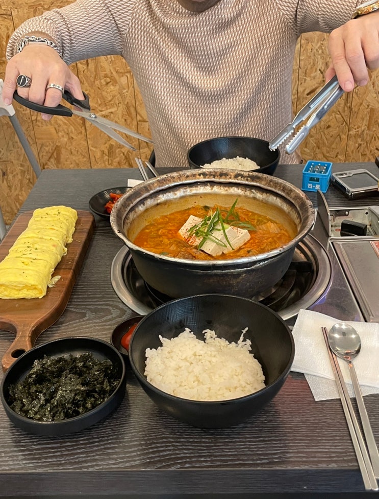  호매실 김치찌개 김치찜 맛집 '듬박이찌개 서수원점"