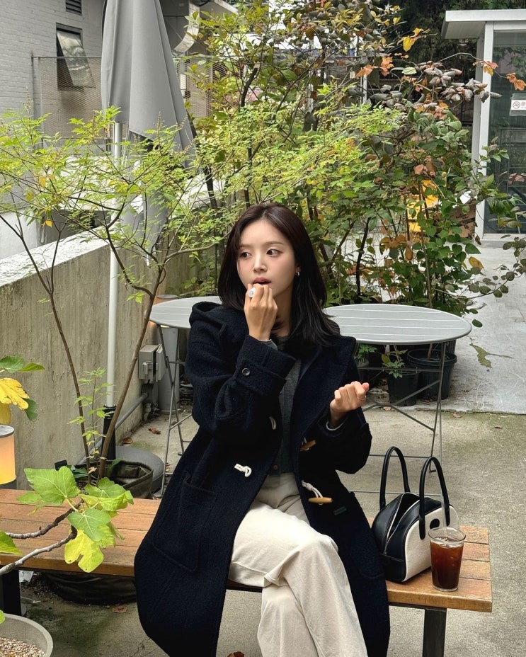  90년대 레트로 패션의 상징 여자 떡볶이 롱코트의 인기! 김지영과 함께한 커버낫 울 여성 터플 코트 코디 추천