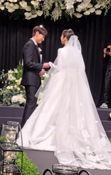 <b>민경훈 결혼식</b> 현장 공개! 아내와 달달한 눈맞춤→'아형' 떼창... 