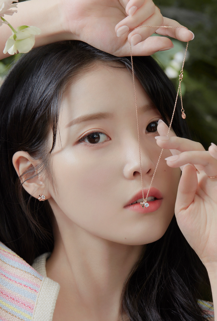  아이유와 함께 데일리로 착용하기 좋은 국내 명품 쥬얼리 브랜드 제이에스티나의 다이아 팬던트 여자 목걸이 추천