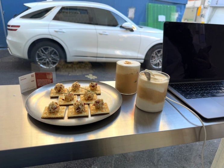  신당역 카페 전시회도 열고 있어 데이트하기 딱 좋던 엠프티랩CAFE