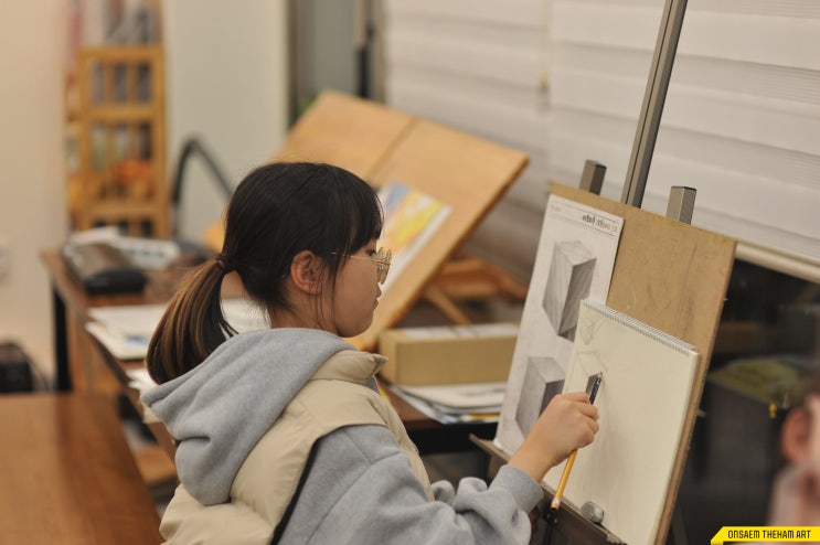 명륜동 미술학원 초등미술 수업과 창의성 개발의 역할