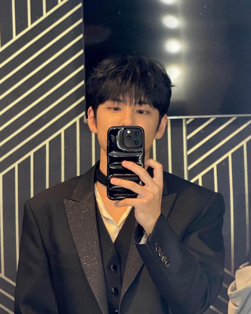 241118 데이식스 원필 인스타그램