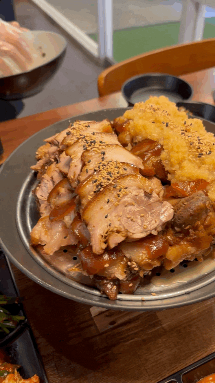  강남 신논현역 근처 모임하기 좋은 족발 맛집 - 엄청난 족발