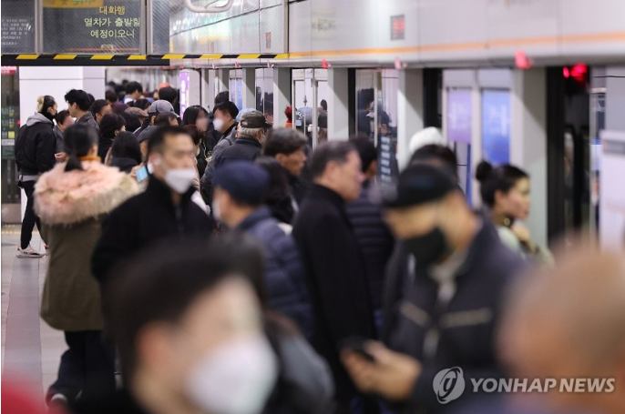 <b>서울지하철</b> 노조, 내달 6일 총파업 예고…"인력감축 중단해야"