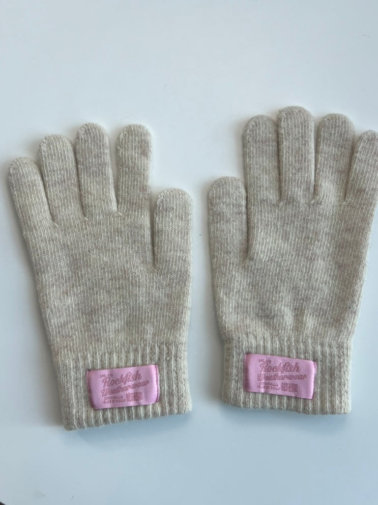  락피쉬 장갑 크림 컬러 후기 착샷 FLUFFY SHORT GLOVES - CREAM