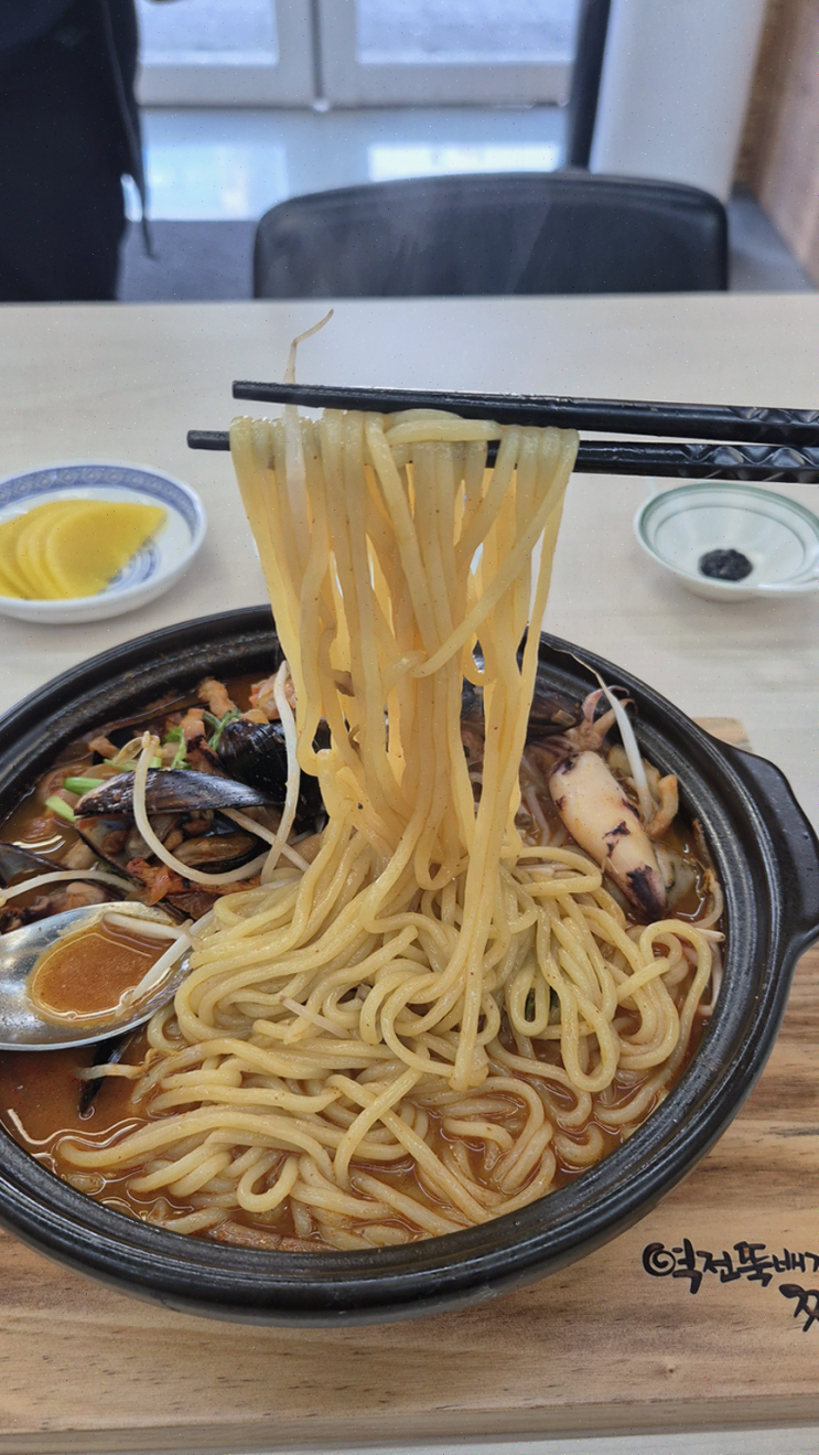  역전뚝배기짬뽕 천안두정본점, 뚝배기짜장과 짬뽕의 특별한 맛
