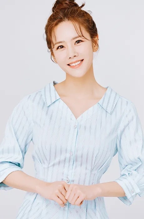 고등학교 시절 잡지 모델로 연예계에 데뷔했다. 데뷔 당시 손예진을 닮은 외모가 꽤 화제가 ....