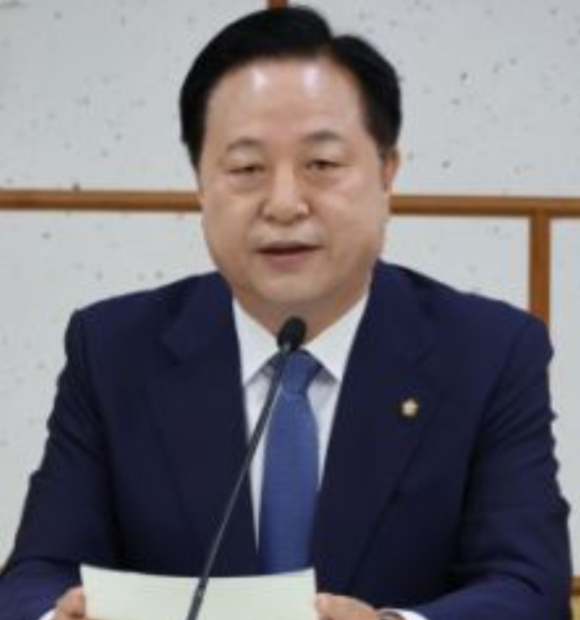 김두관, 대통령실앞 <b>1인 시위</b>로 활동 재개…尹 임기 4년제... 