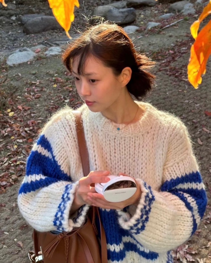  고민시 인스타그램 가을 명품 패션 코디, 셀린느 스트라이프 크루넥 스웨터 추천!