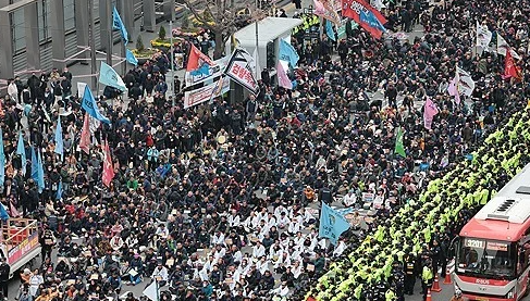 농민단체·<b>민주노총</b>, 평일 <b>도심</b>서 '정권 퇴진' 2차 <b>집회</b>