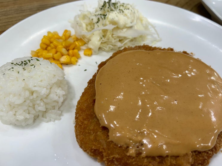  고려대생들이 점심마다 달려가는 <이공김밥 안암본점> (치즈돈까스, 떡만두국, 치즈라볶이, 이공김밥)