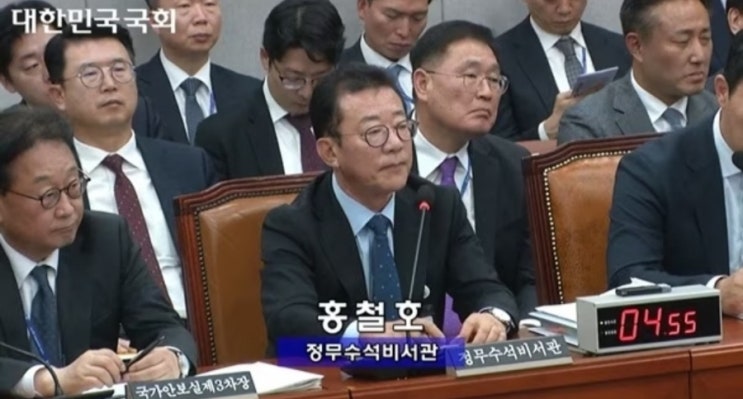 안하고 <b>정무수석</b>이 말이 많네... 무례했다고 시정하라는 <b>홍철호</b>
