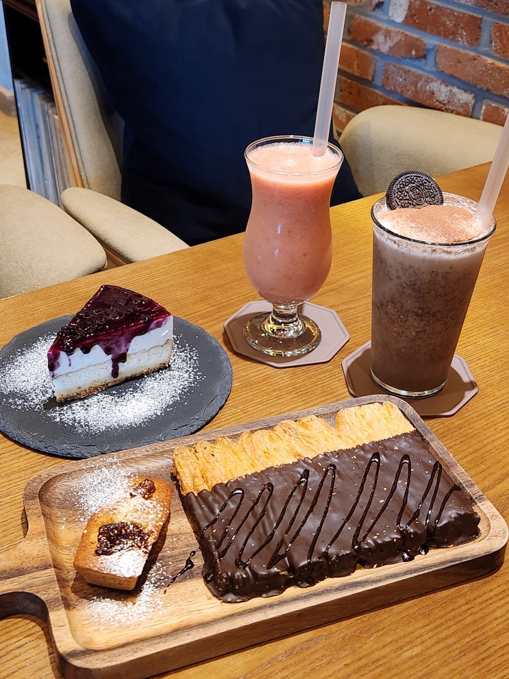  서천 장항 예쁜 카페 [그래비티 장항점] 당일 만든 빵과 음료가 맛있는 분위기 좋은 베이커리 카페 추천