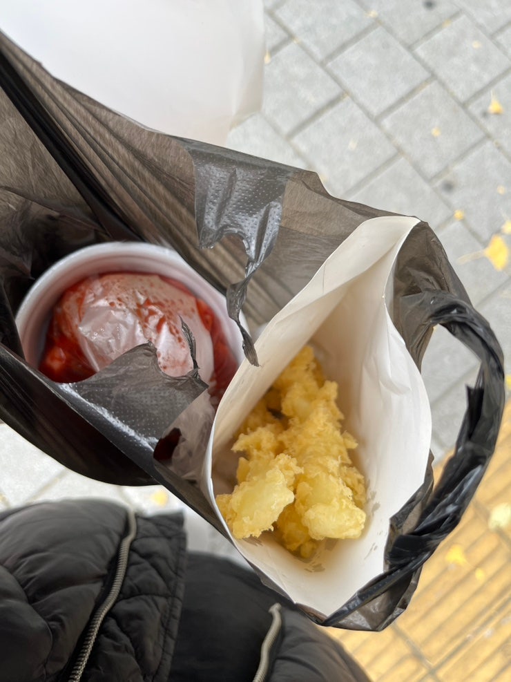  아현시장 맛집 마포분식 비트로 색을 낸 즉석떡볶이 오징어튀김