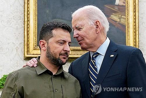 "<b>바이든</b>, <b>우크라에 대인지뢰</b> 공급승인"…'한반도밖 금지' 뒤집기