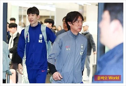 미안해"…<b>김민재</b> 감싸 안은 <b>홍명보 감독</b>, 대표팀의 새로운 시작